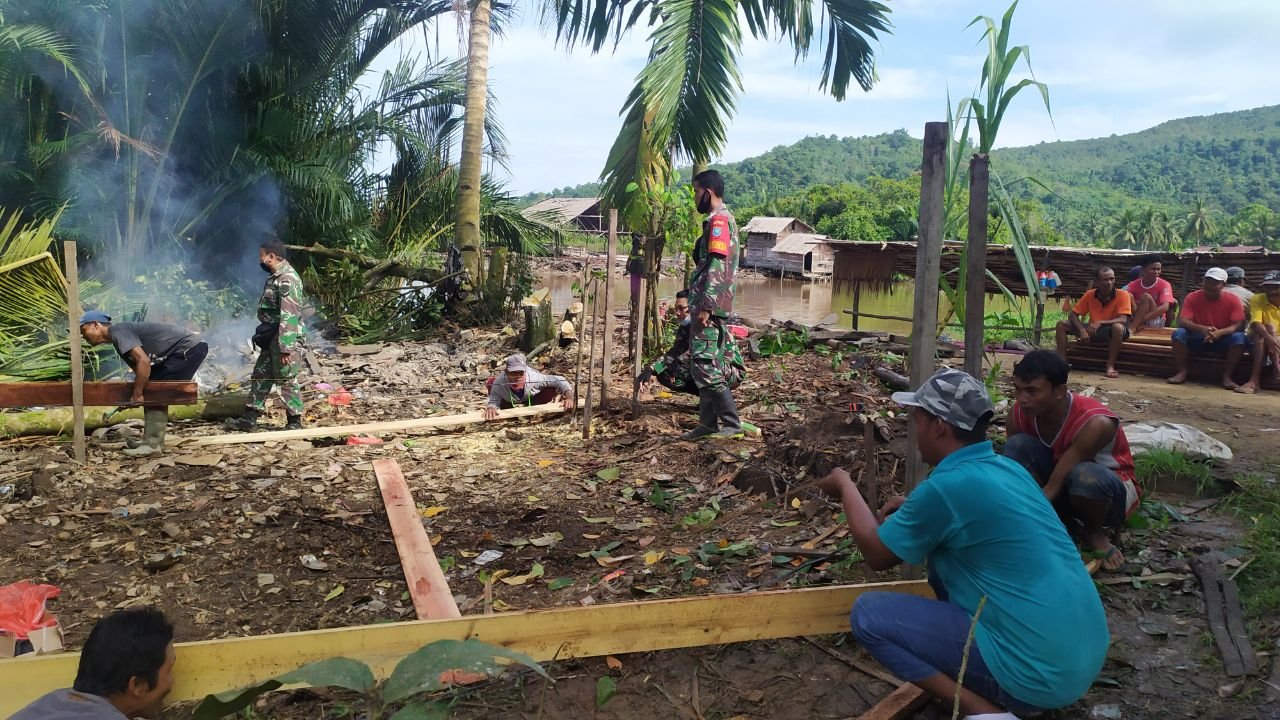 TNI dan Rakyat Kompak Bangun Rumah untuk Warga Kurang Mampu di Selakau