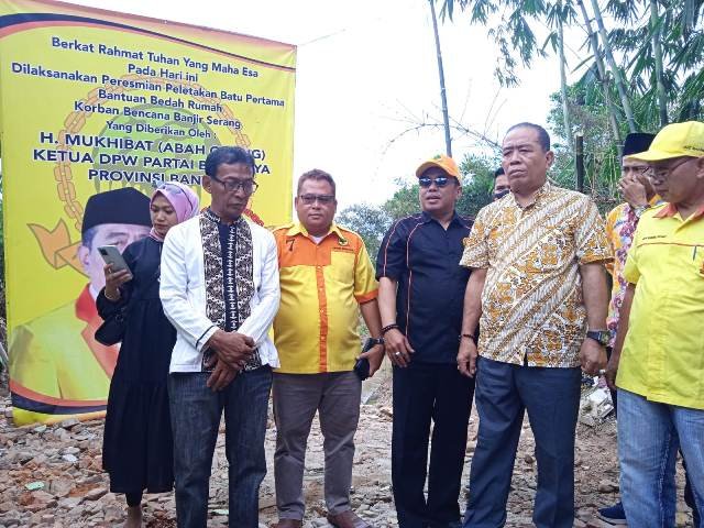 DPW Partai Berkarya Banten Versi Abah Otong Bedah Rumah Korban Banjir Serang