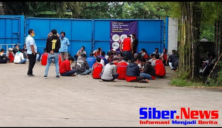 Demo Puluhan Karyawan PT SMU Akibat Mutasi Sepihak