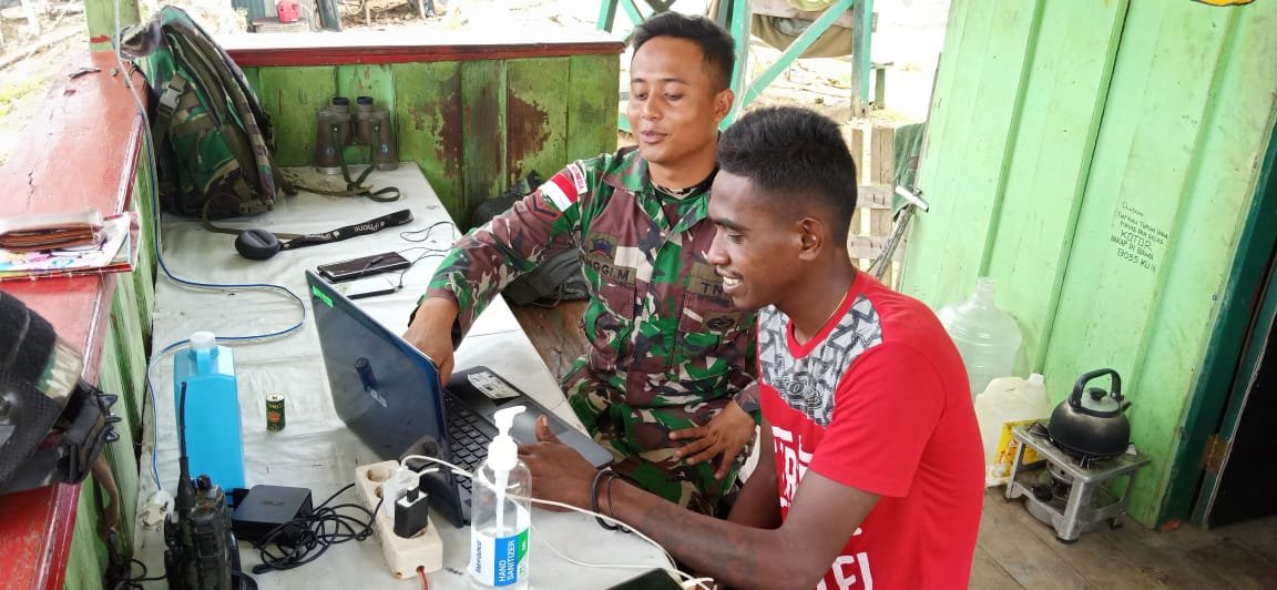 Transfer Teknologi TNI: Yonif MR 413 Kostrad Didik Pemuda Papua Operasikan Laptop