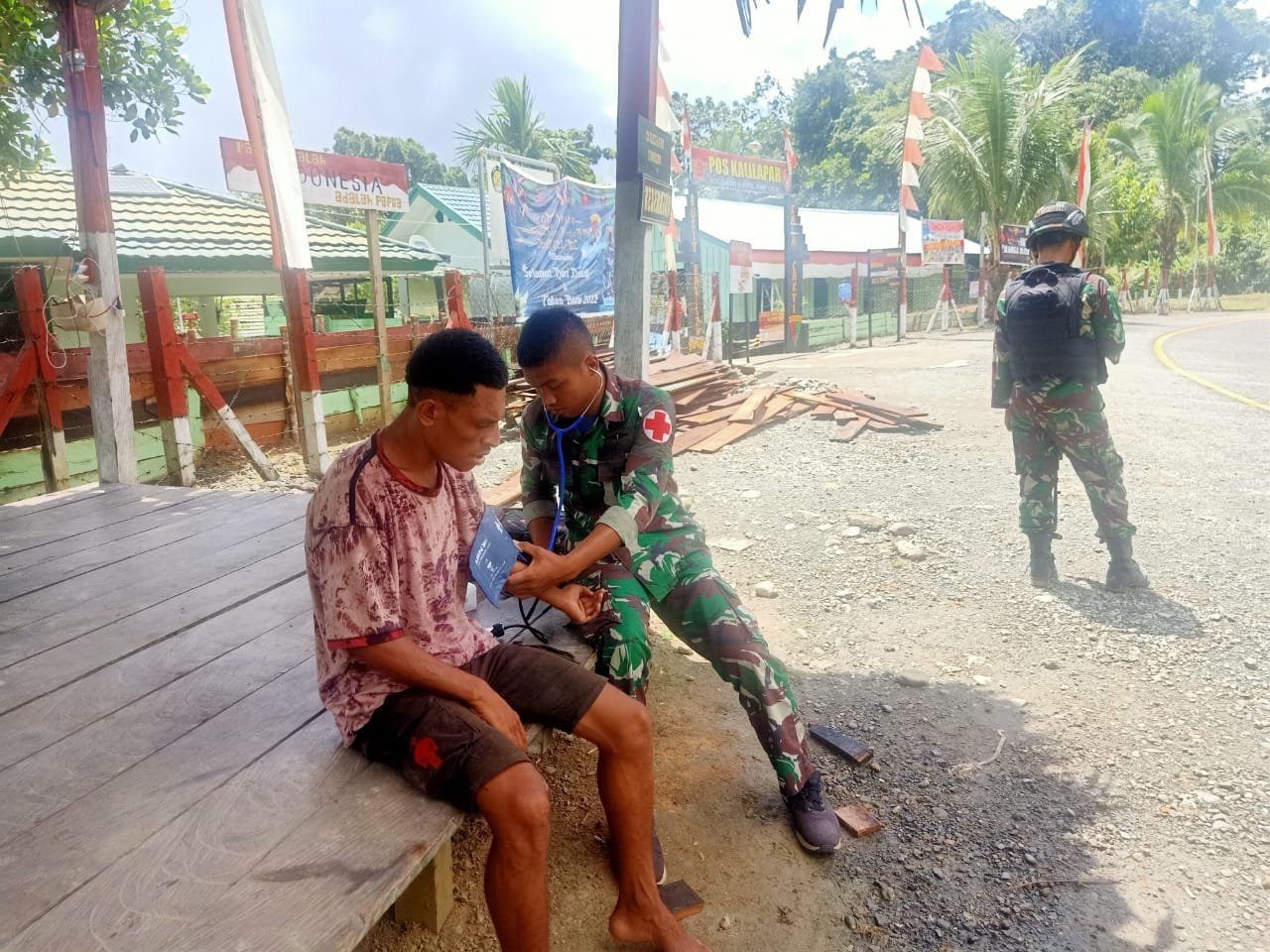 Satgas Yonif 126/KC Obati Warga Perbatasan di Tengah Kesulitan