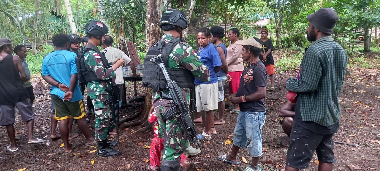 Warga Pos Udara Antusias Saat Satgas Yonif R 142/KJ Layani Kesehatan