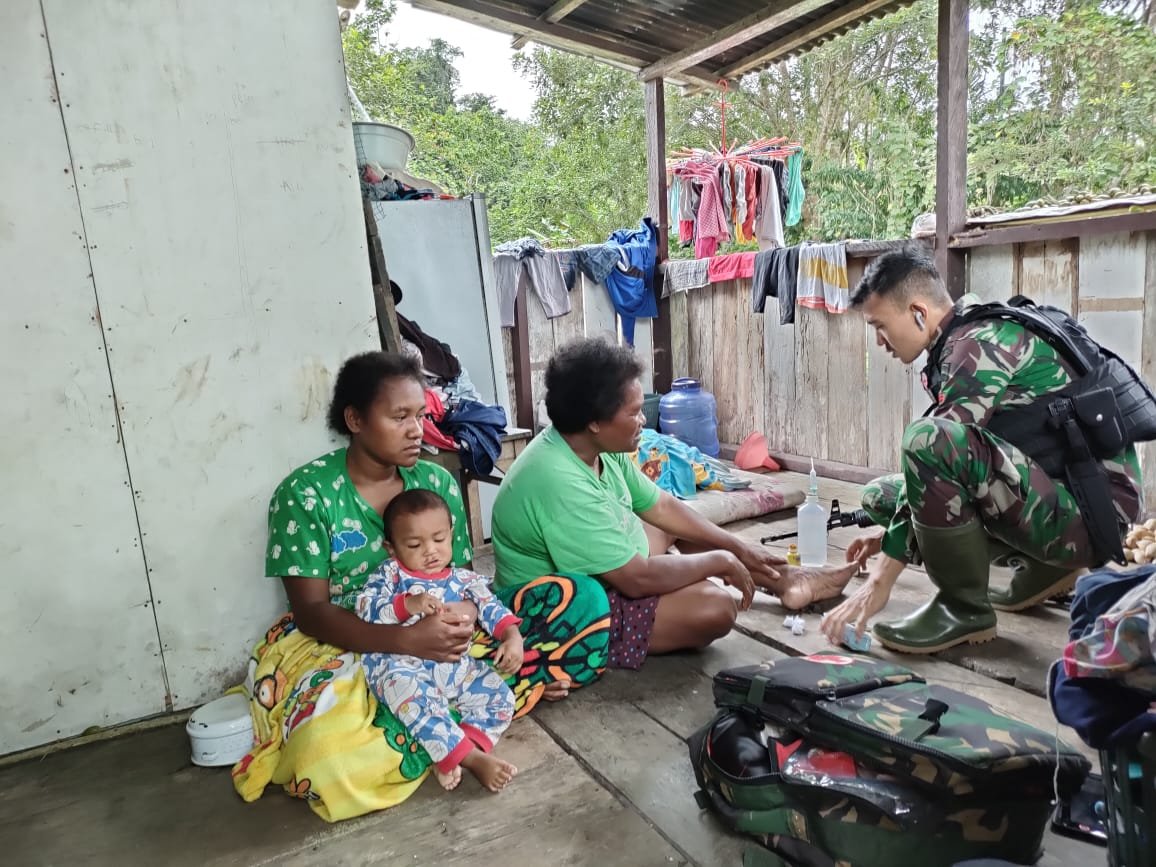 Komsos Kreatif Yonif 126/KC Jalin Silaturahmi dan Layani Kesehatan di Perbatasan