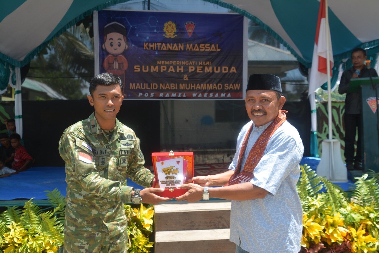 Sumpah Pemuda Dikawal Khitanan Massal Satgas Yonarmed 1 di Tepian Buru Selatan