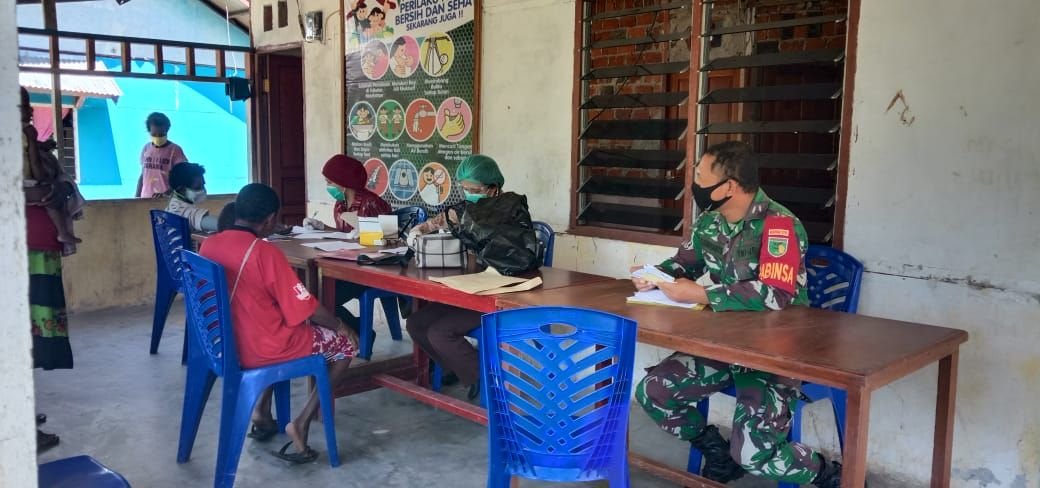 Babinsa Tanah Merah Pendampingi Posyandu Lansia