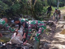 Satgas Pamrahwan Yonif RK 751/VJS Kerja Bakti di Air Terjun Walesi Peduli Lingkungan