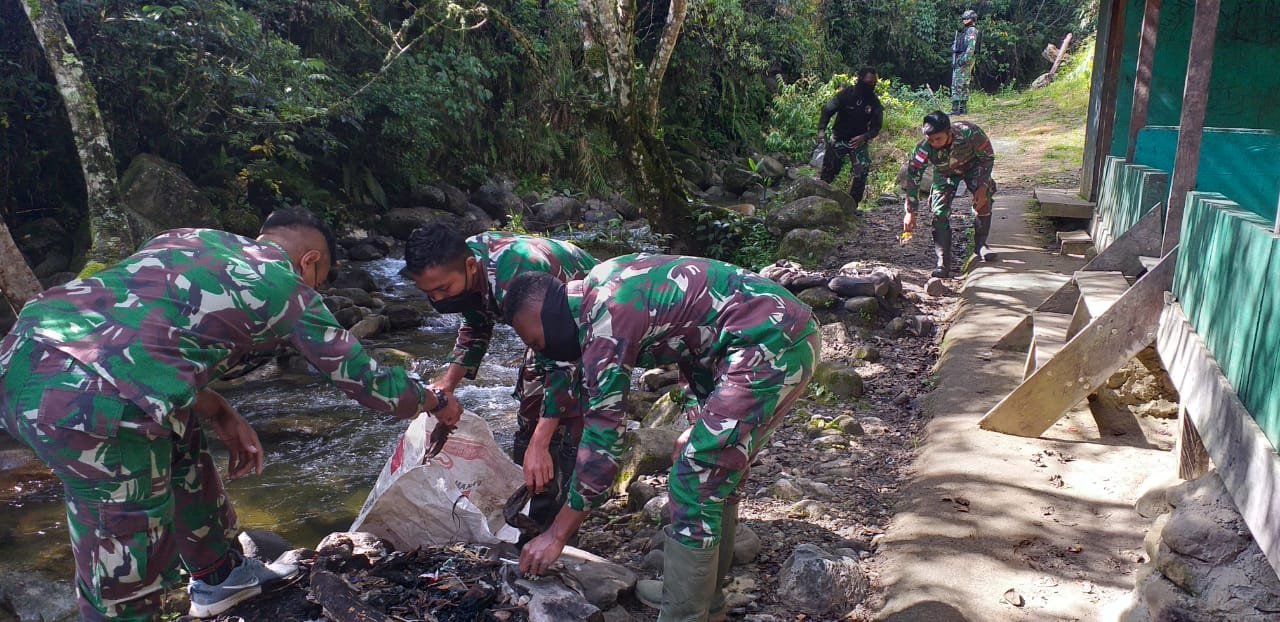 Satgas Pamrahwan Yonif RK 751/VJS Kerja Bakti di Air Terjun Walesi Peduli Lingkungan
