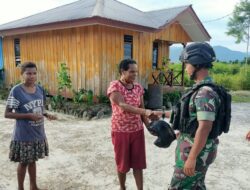 Satgas Pamtas Yonif Raider 142/KJ Bagikan Beras dan Mie Instan Ringankan Ekonomi Warga