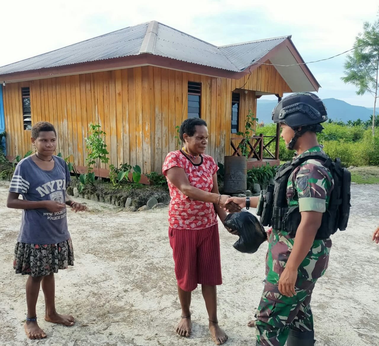 Satgas Pamtas Yonif Raider 142/KJ Bagikan Beras dan Mie Instan Ringankan Ekonomi Warga