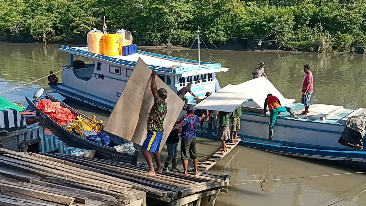 Material TNI Manunggal Membangun Desa Tiba di Kampung Kombay Papua