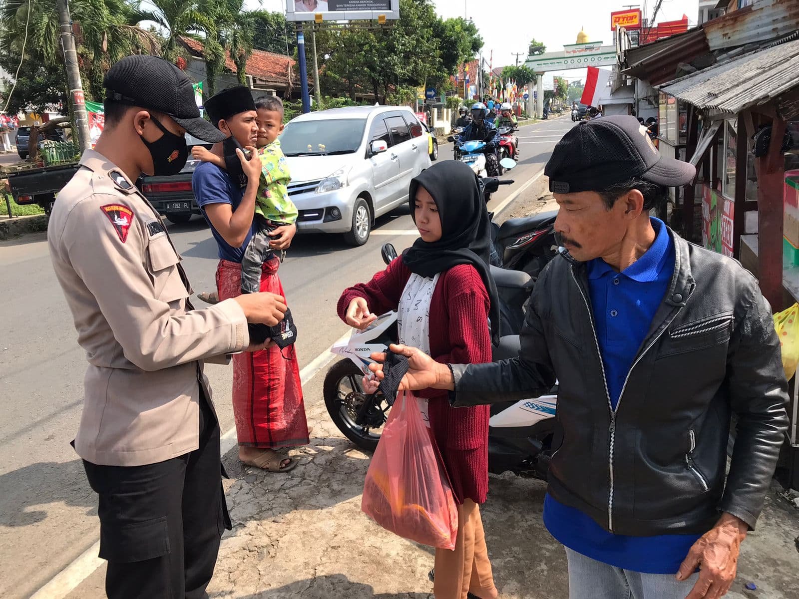 Polsek Cadasari Bagikan Masker Gratis untuk Dorong Kepatuhan Prokes