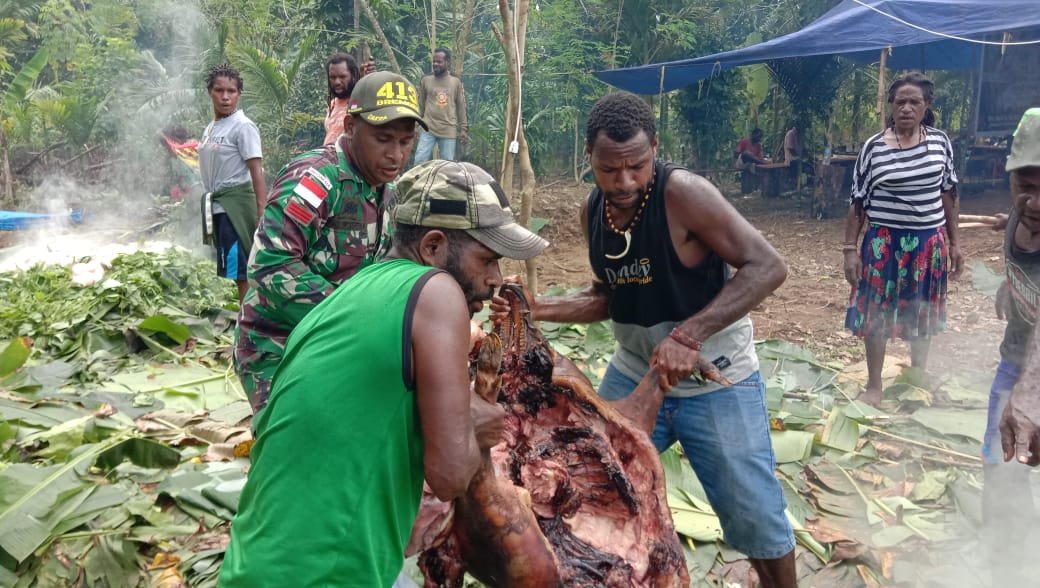 Yonif MR 413 Kostrad dan Warga Mosso Rayakan dengan Tradisi Bakar Batu
