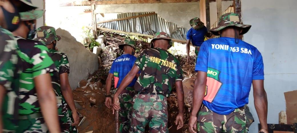 Prajurit Yonif 763/SBA Bantu Penanganan Longsor di Kampung Bintuni Papua