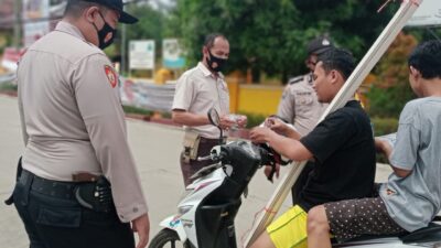 Polsek Waringinkurung Bagikan Ratusan Masker dalam Operasi Disiplin Prokes
