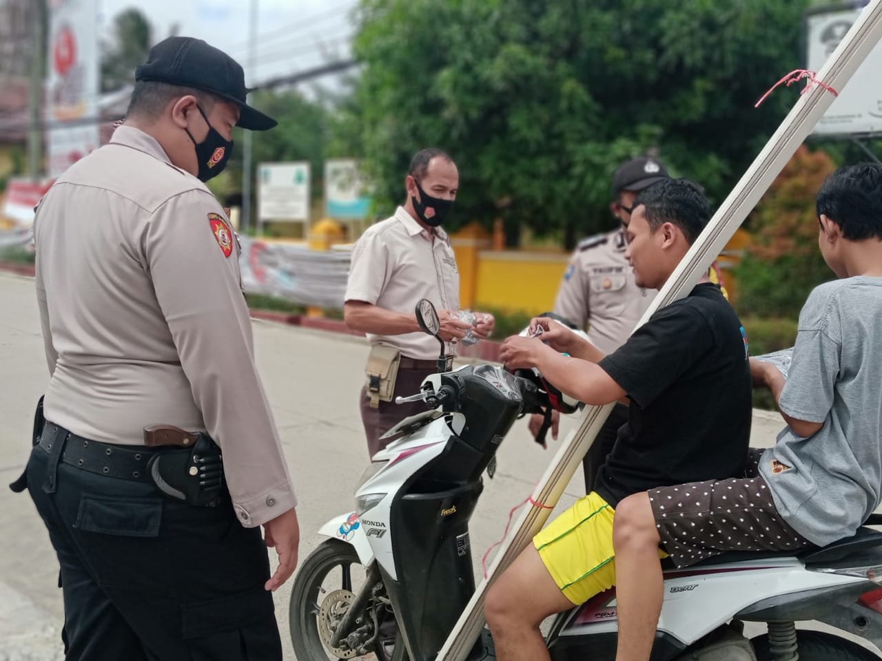 Polsek Waringinkurung Bagikan Ratusan Masker dalam Operasi Disiplin Prokes
