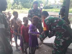 Babinsa Koramil 1710-07/Mapurujaya Bagi-bagi Makanan Ringan bersama Anak-anak