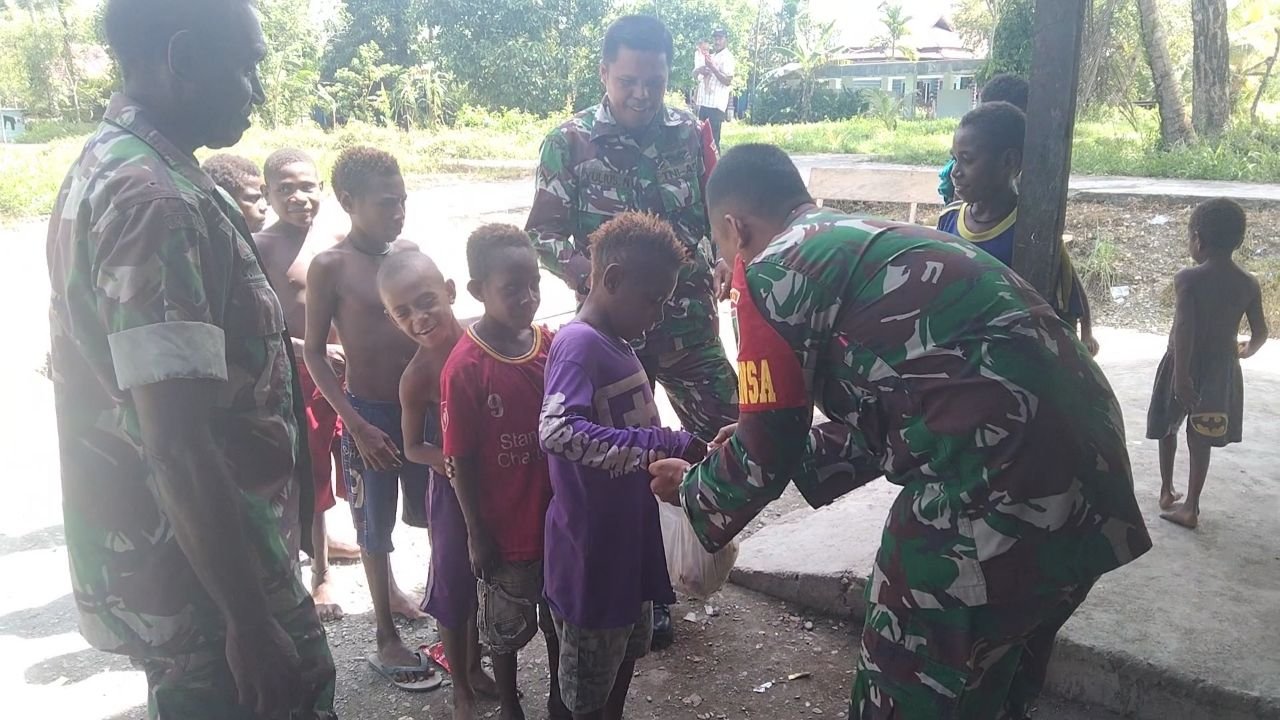 Babinsa Koramil 1710-07/Mapurujaya Bagi-bagi Makanan Ringan bersama Anak-anak