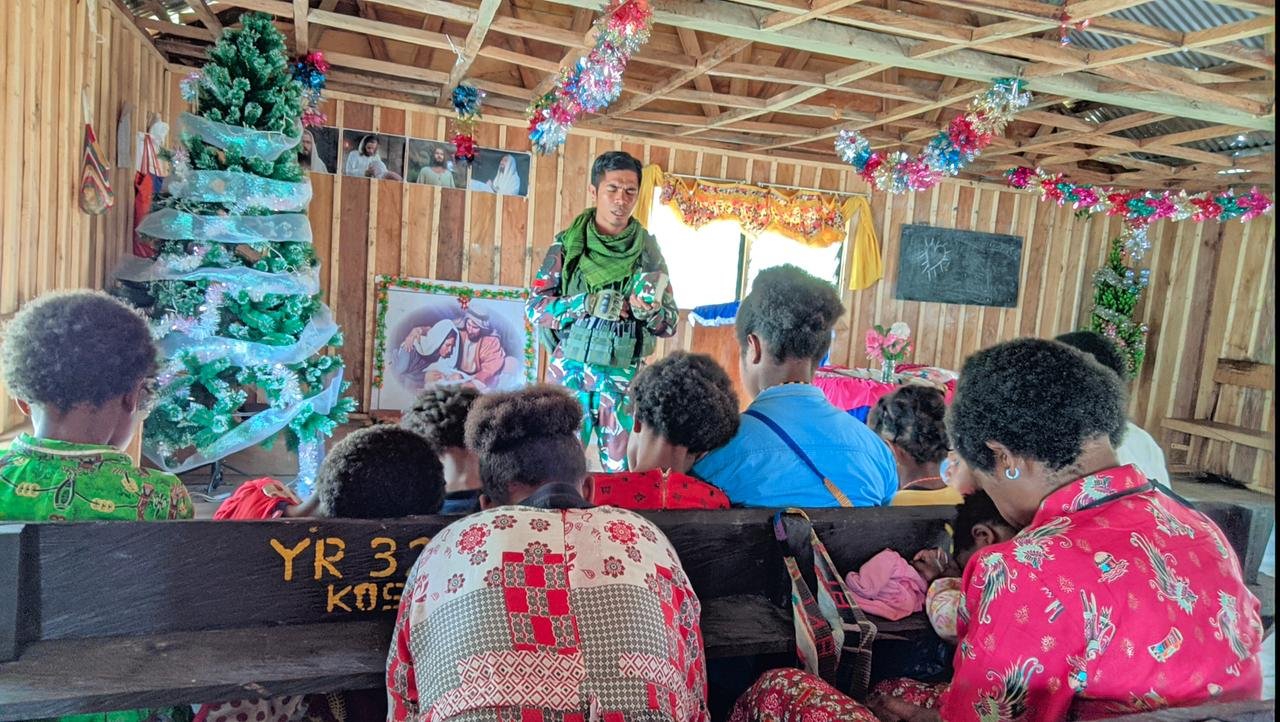 Keteladanan Satgas Organik Yonif Raider 321/GT dalam Pelayanan Sekolah Minggu