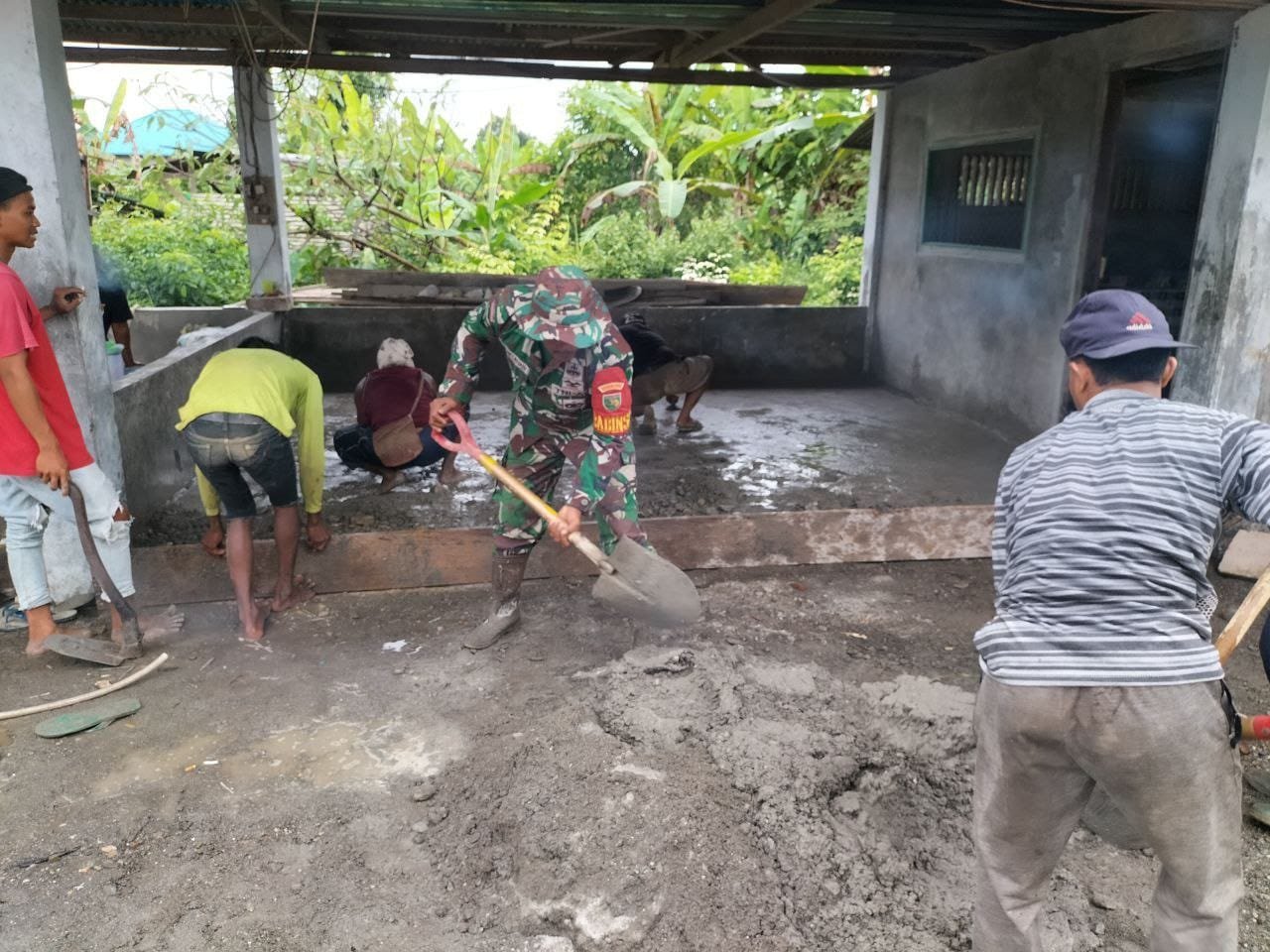 Babinsa Koramil 1710-07/Mapurujaya Bangun Masjid Bersama Warga
