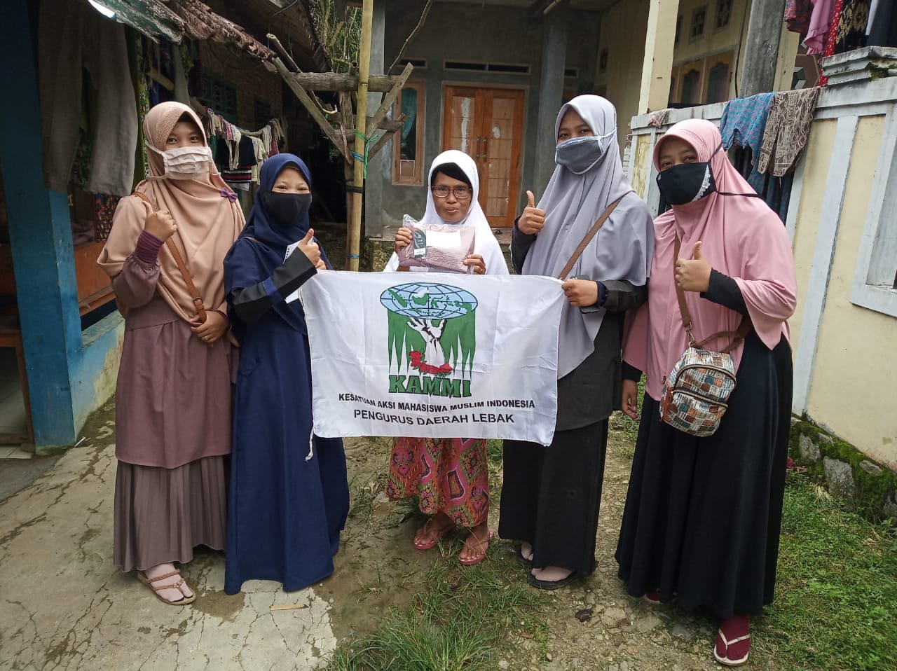 KAMMI Lebak Rayakan Hari Ibu dengan Tebar Hijab Gratis