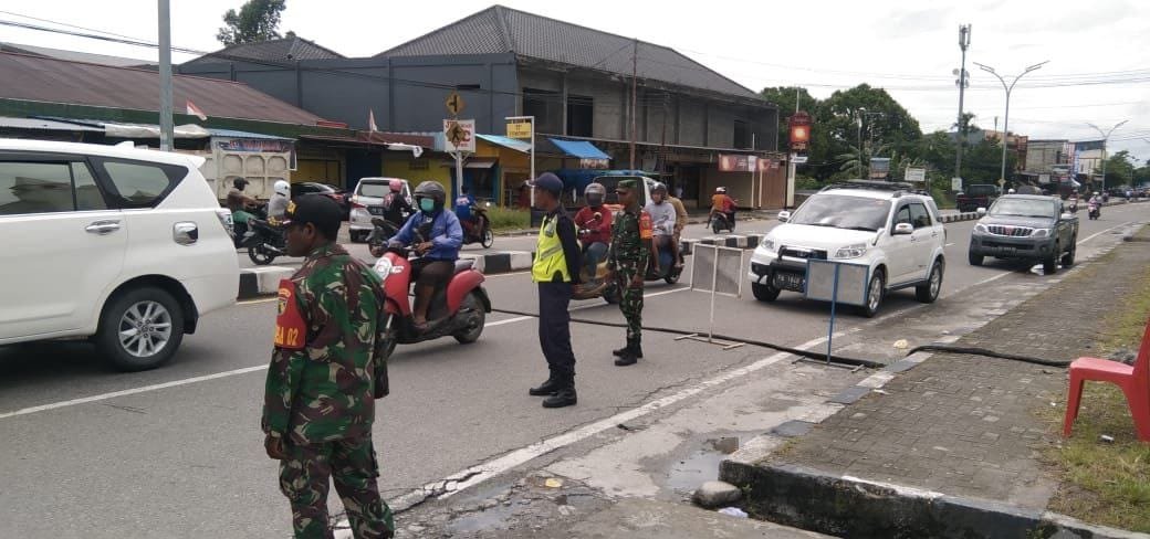 Personel Koramil 1710-02/Timika Amankan Ibadah Natal untuk Ciptakan Rasa Aman