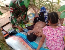 Sigap Tindakan Cepat, Satgas Yonif 126/KC Obati Warga yang Terbaring Sakit