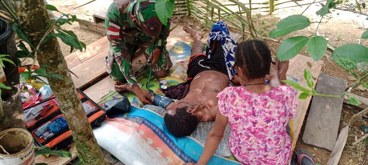 Sigap Tindakan Cepat, Satgas Yonif 126/KC Obati Warga yang Terbaring Sakit