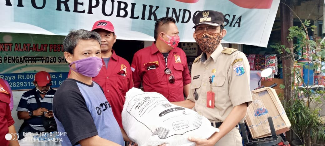 SKT dan Lurah Angke Salurkan Bantuan untuk Korban Kebakaran