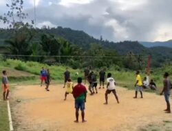 Satgas Yonif 143/TWEJ dan Pemuda Papua Galakkan Voli di Pedalaman