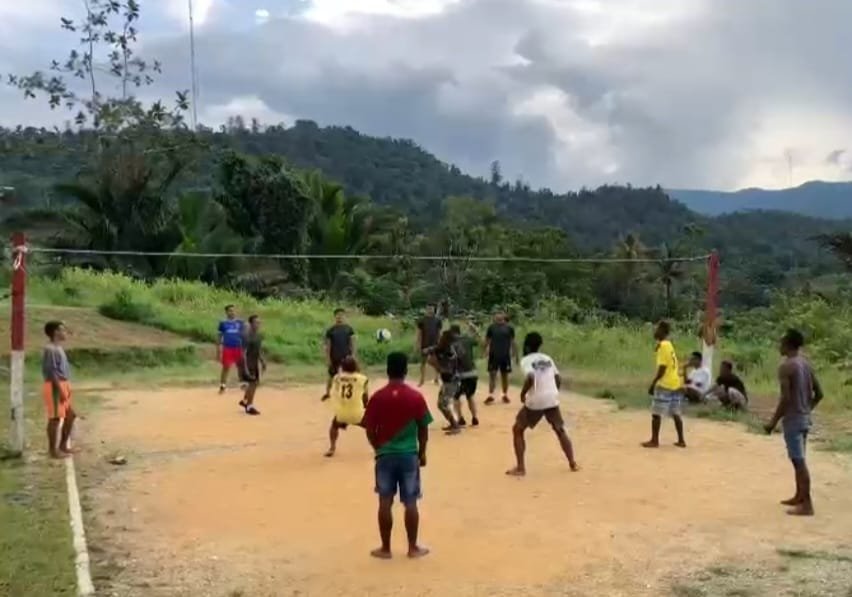 Satgas Yonif 143/TWEJ dan Pemuda Papua Galakkan Voli di Pedalaman