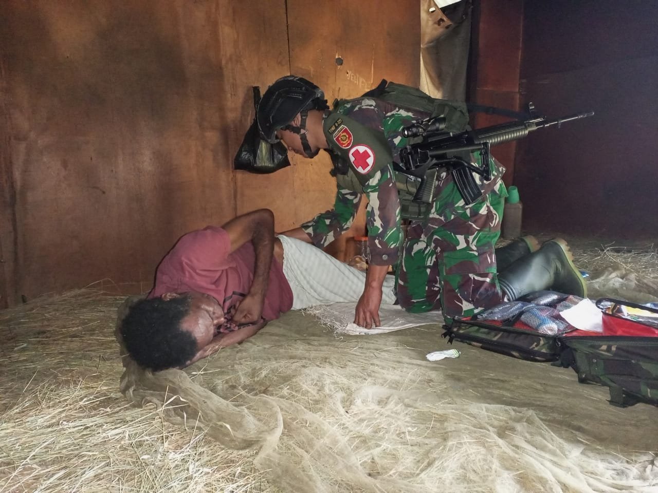 Satgas Yonif Raider 321/GT Kostrad Layani Kesehatan Door to Door di Honai dan Rumah Warga Napua