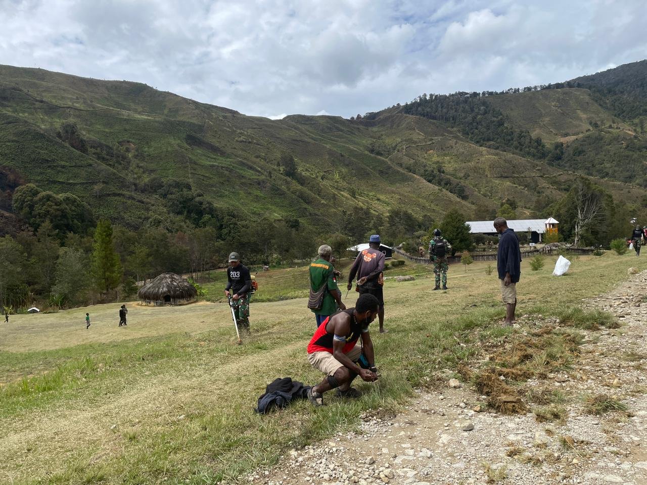 Satgas Yonif Mekanis 203/AK Cintai Kebersihan, Kerja Bakti di Sekitar Gereja