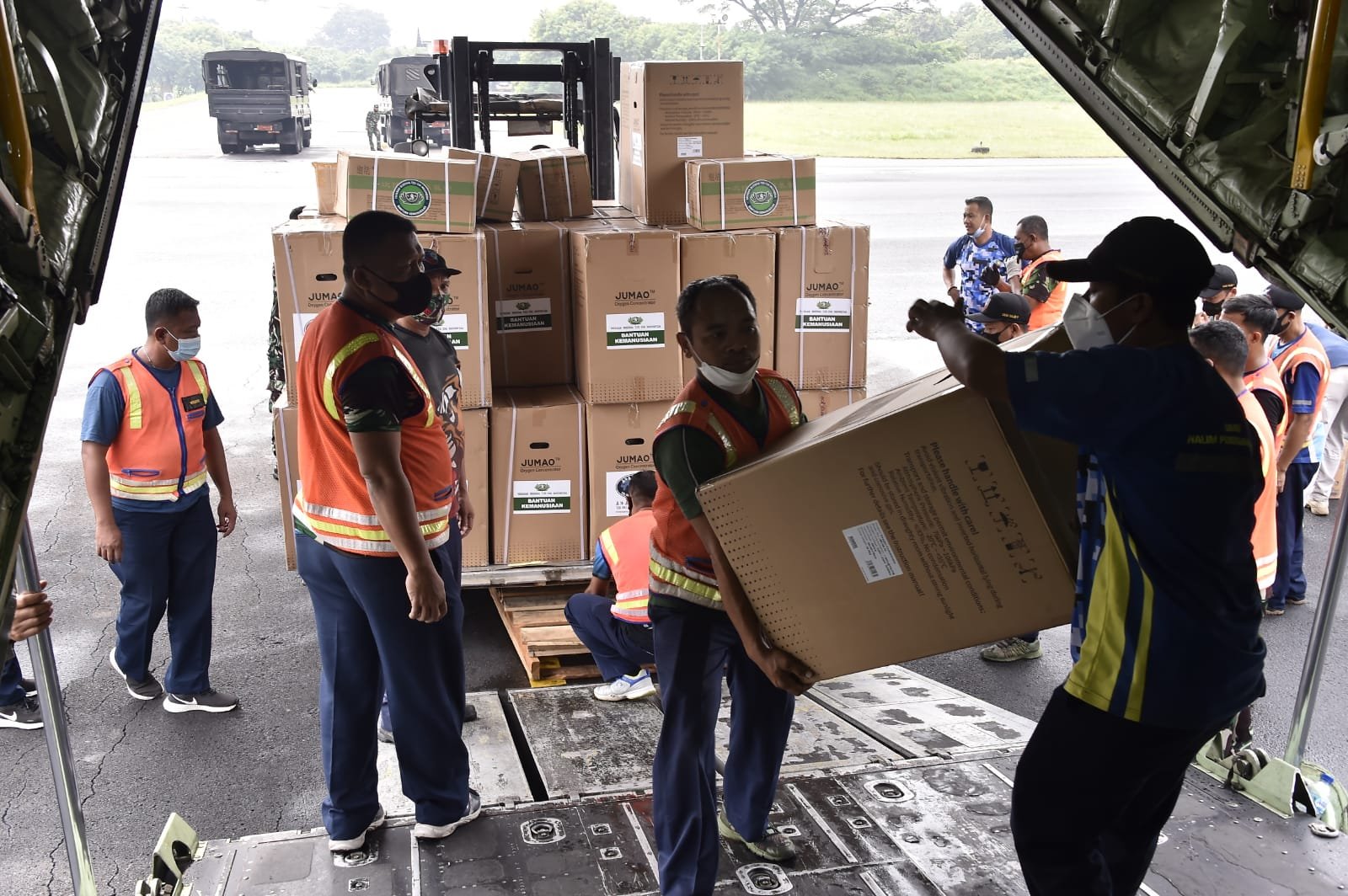 Panglima TNI Perintahkan TNI AU Kerahkan Hercules Kirim Alkes ke Sumatera