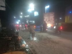 Truk Boks Bahan Kimia Bocor Sebabkan Jalan Licin dan Puluhan Pengendara Tergelincir