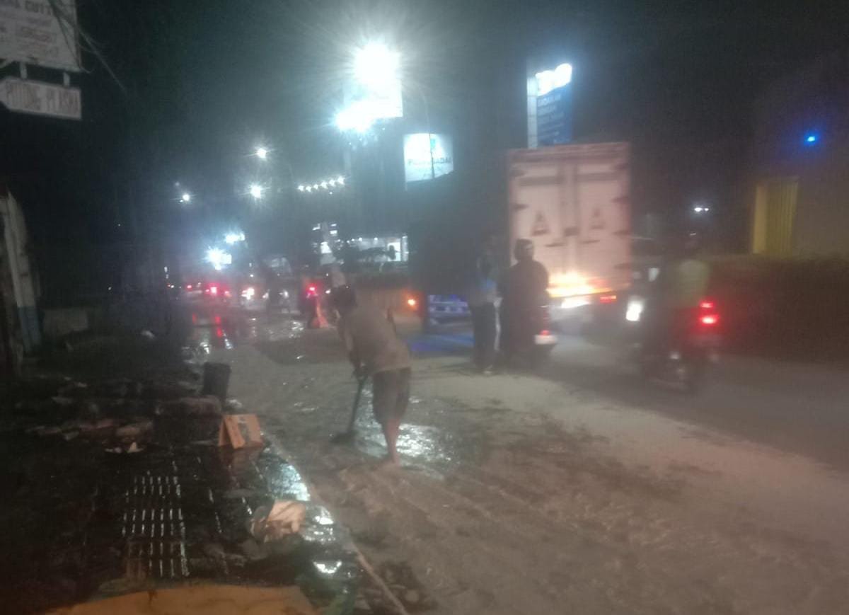 Truk Boks Bahan Kimia Bocor Sebabkan Jalan Licin dan Puluhan Pengendara Tergelincir