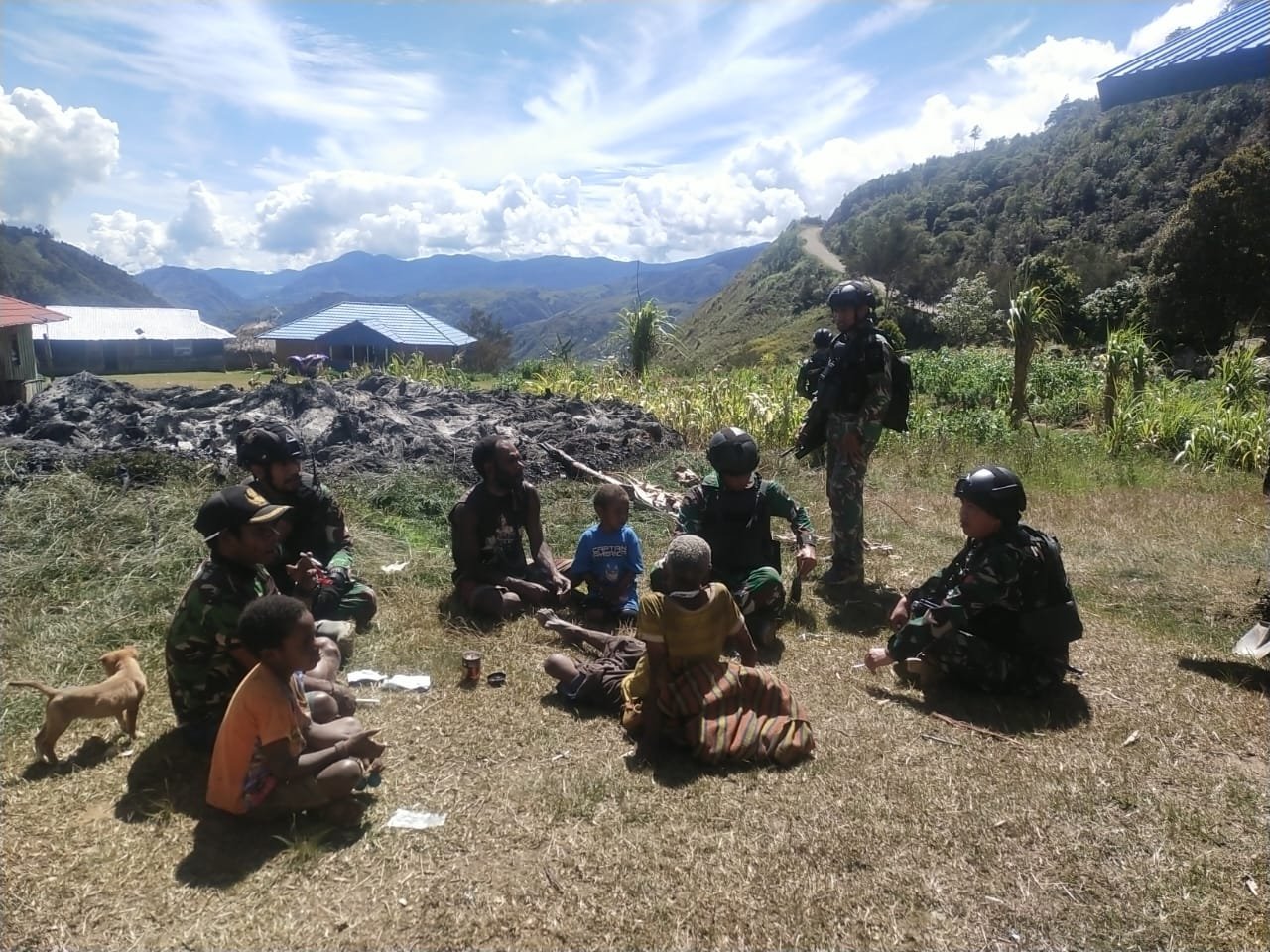 Kepedulian Satgas Yonif Mekanis 203/AK untuk Warga yang Tertimpa Musibah