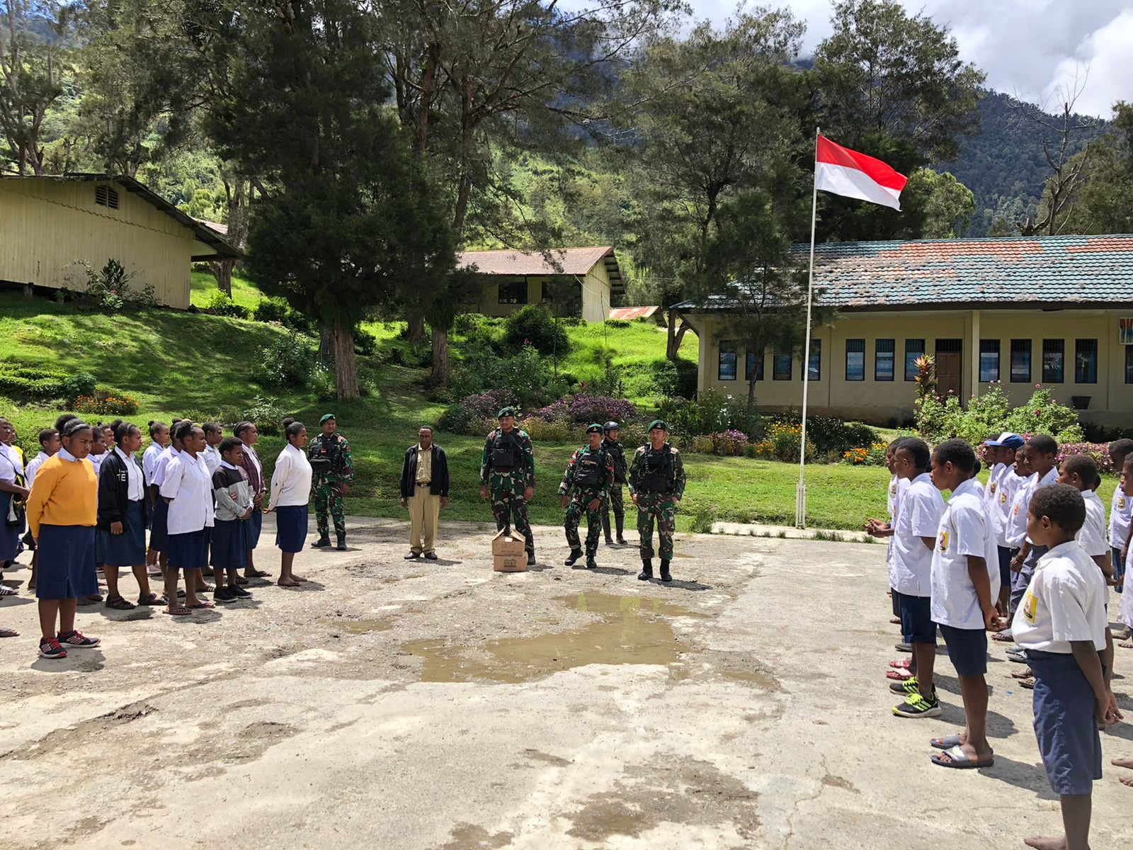 Satgas Yonif Mekanis 203/AK Bentuk Disiplin Lewat Latihan Baris Berbaris