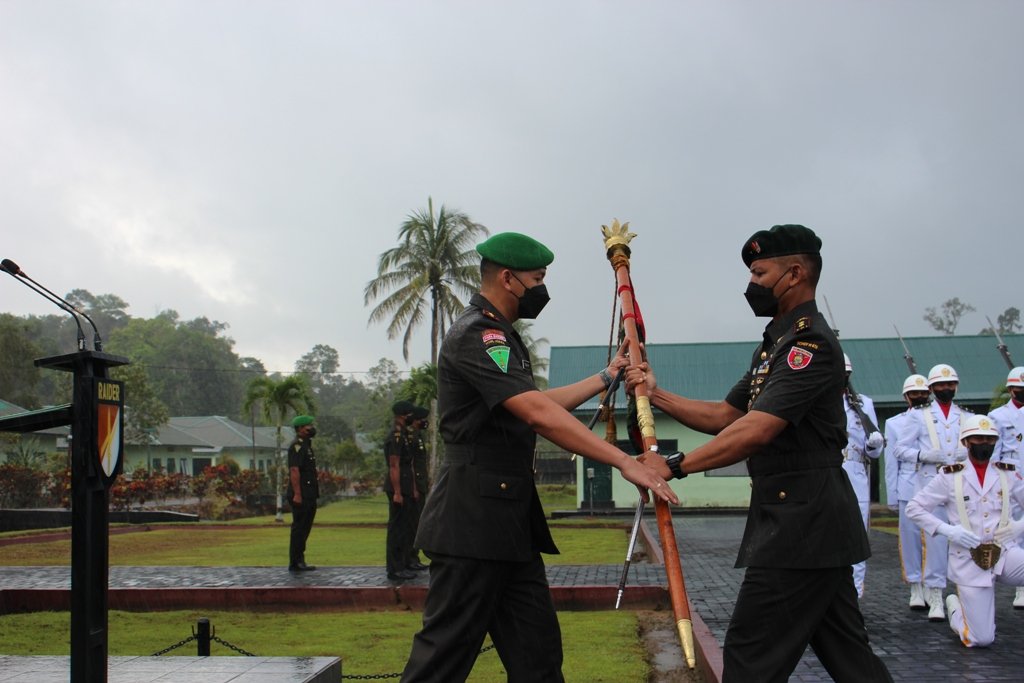 Serah Terima Jabatan Danronif Raider 613 Raja Alam