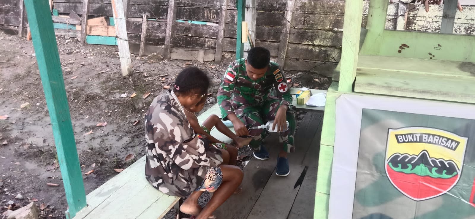 Prajurit Yonif 126/KC Satgas Pamtas Layani Kesehatan Warga Perbatasan