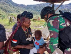 Satgas Yonif Raider 321/GT Bagikan Pakaian di Distrik Yigi Papua Pegunungan