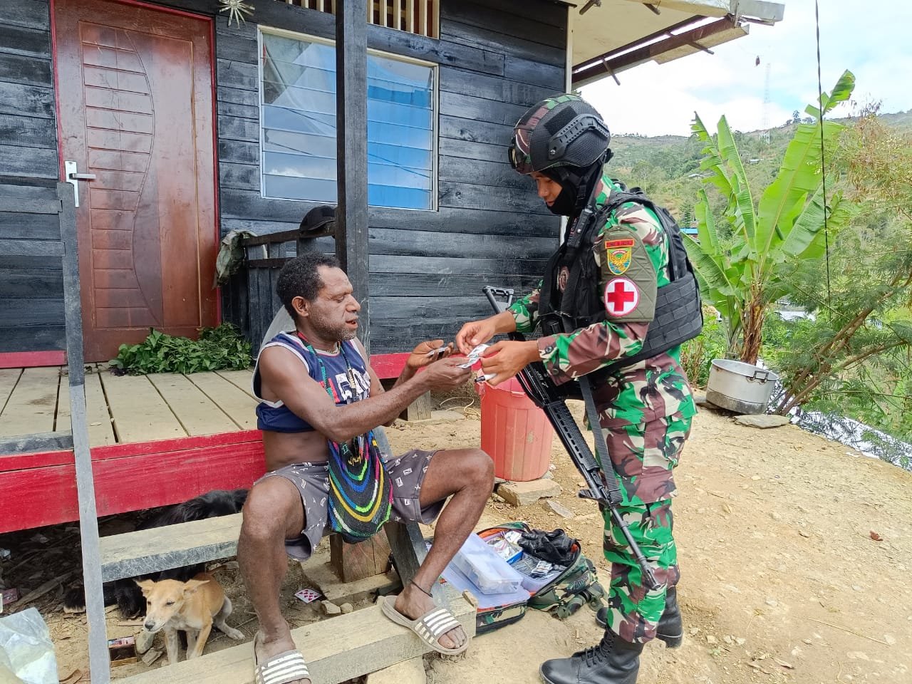 Satgas Yonif Raider 142/KJ Bagikan Multivitamin sebagai Perhatian Kesehatan Masyarakat