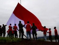 1 Desember Warga Kibarkan Bendera Raksasa di Puncak Tungkuwiri