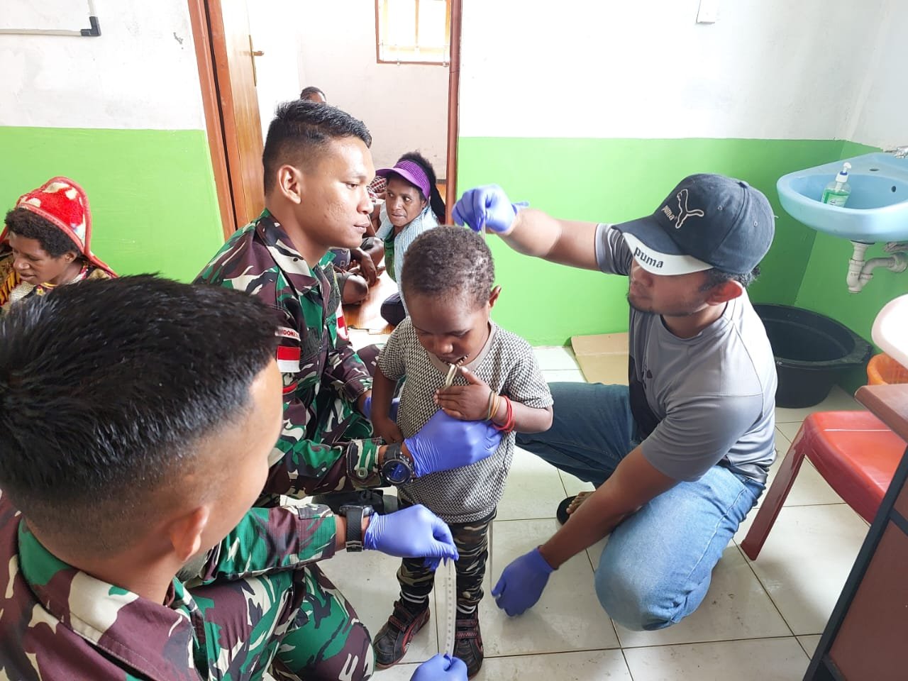 Cegah Stunting, Satgas Yonif Raider 142/KJ Cek Kesehatan di Tanah Papua