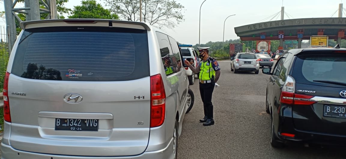 Satlantas Polres Serang Kota Gelar KRYD Sambil Bagikan Masker