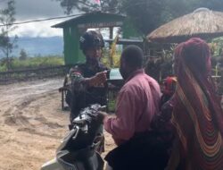 Satgas Kodim Yalimo Yonif RK 751/VJS Bagikan Masker untuk Cegah Covid-19