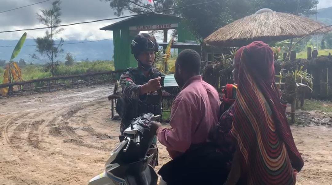 Satgas Kodim Yalimo Yonif RK 751/VJS Bagikan Masker untuk Cegah Covid-19