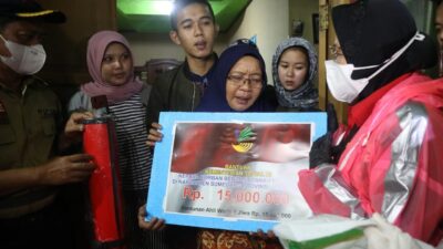 Mensos Risma Menyapa Korban Longsor di Desa Cihanjuang