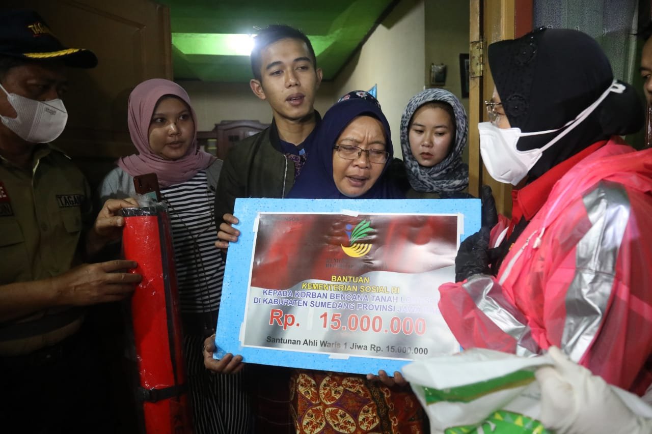 Mensos Risma Menyapa Korban Longsor di Desa Cihanjuang