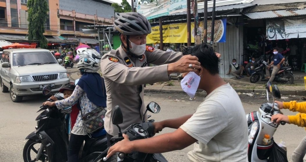 Satsamapta Polres Serang Bagikan Masker Saat Patroli Bersepeda Tanpa Henti