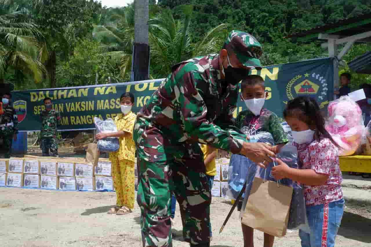 Danrem 023/KS Tinjau Vaksinasi di Pulau Terpencil dan Bantu Sembako serta Perlengkapan Sekolah